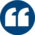 Iconos de comillas sobre fondo azul